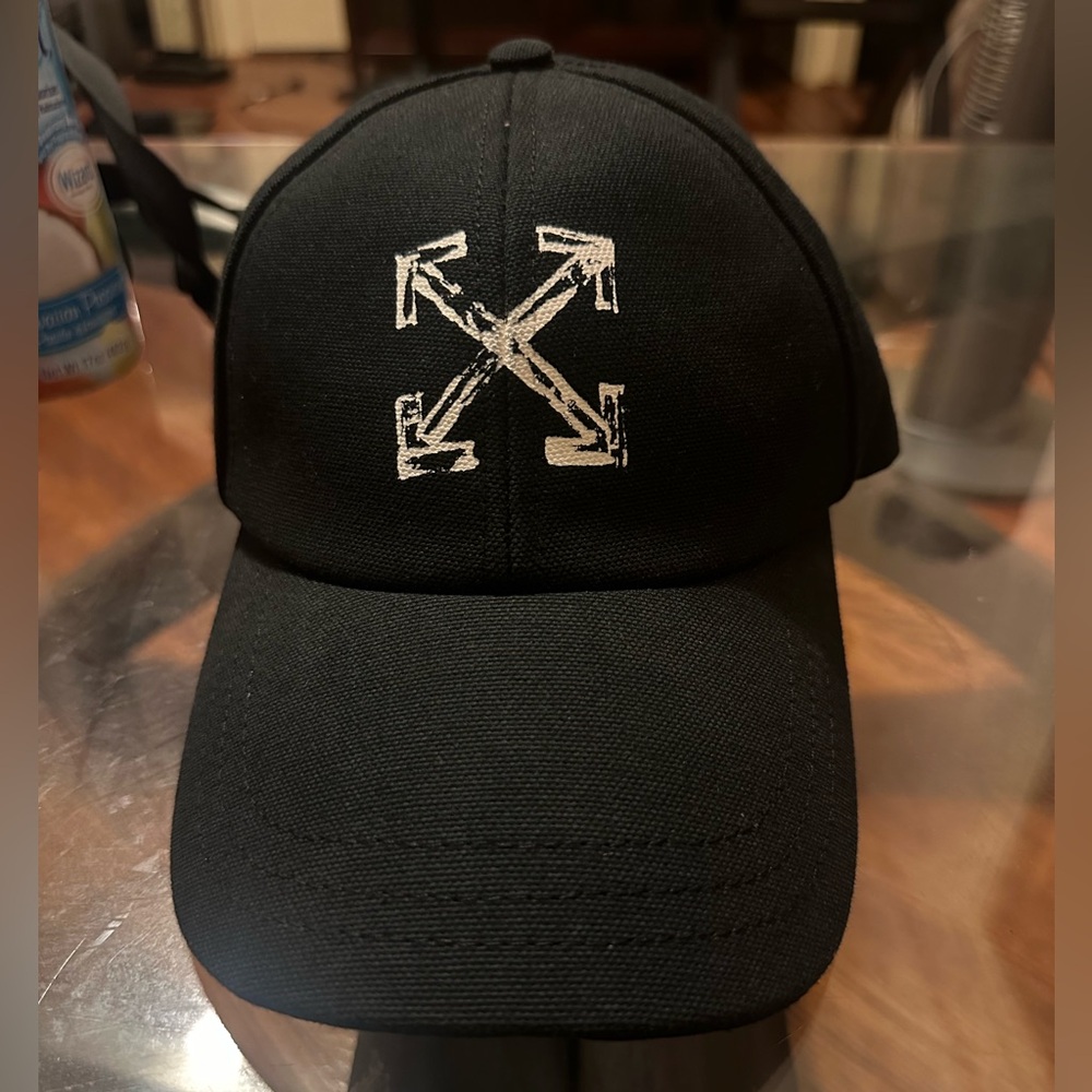 Off-White Baseball black cap with arrow Logo in white at front